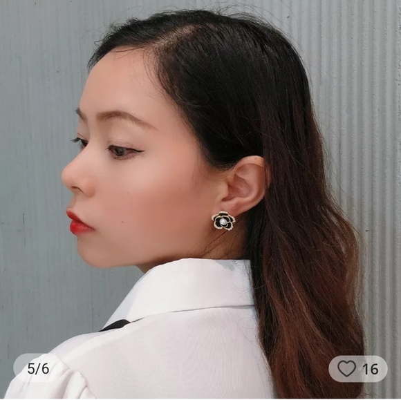 🌻 SALE 4 FOR $25! Flower Pearl Earrings Studs - Picture 3 of 3